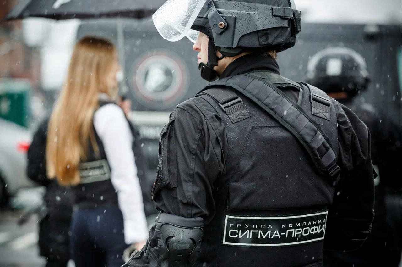 Сотрудник ГК «Сигма-Профи» в защитном снаряжении на территории объекта