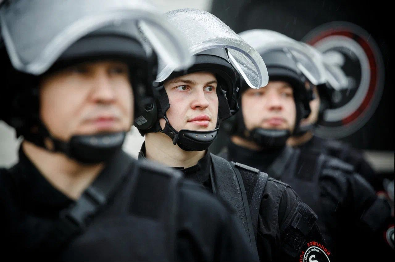 Сотрудники группы охраны в защитной экипировке